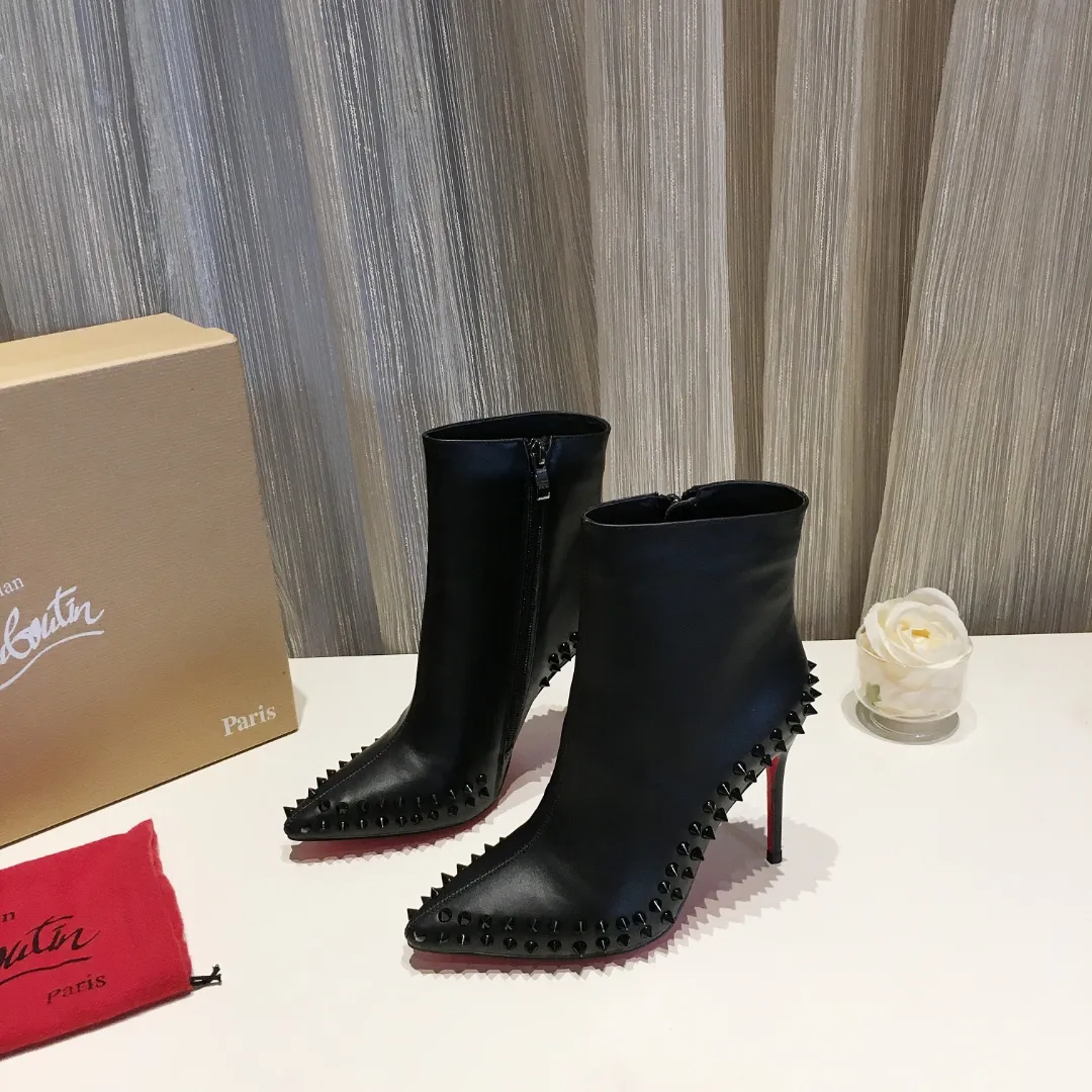 👟👟Ex-factory price 560👟👟 Genuine leather sole 30 Winter fashion boots [Lightning] [Lightning] Reprint must sell [Rose] Ordinary outsole full-grain cowhide, genuine leather outsole +30 [Sun] Brand: French famous brand red-soled shoes Christian Louboutin/Christian Louboutin original 1:1 production Sexy fashion boots Simple and elegant stiletto heel small pointed toe full of femininity [Love] Let others see what is a queen style Upper: Imported cowhide: Inner padding: first-layer pigskin Heel height: 10cm Genuine leather heel, super elegant Shoe size: 34-41 (size 41 needs to be customized) Comes with a complete set.